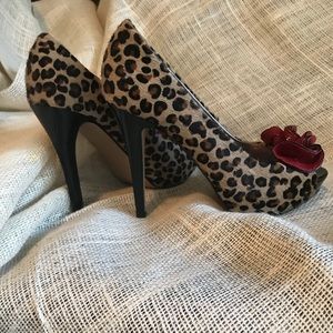 Peep-toe Pump